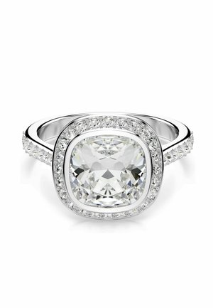 Weißgoldring mit einem großen, kissenförmig geschliffenen Mitteldiamanten, umgeben von kleineren Diamanten am Halo und Band.