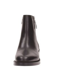 Stivale alla caviglia in pelle nera con finitura liscia, punta affusolata e chiusura con zip argento laterale per una vestibilità facile. Suola in gomma piatta.