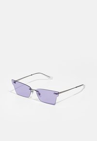 Occhiali da sole angolari viola con sottile montatura in metallo argento e punte trasparenti. Le lenti presentano curve sottili e una texture liscia.