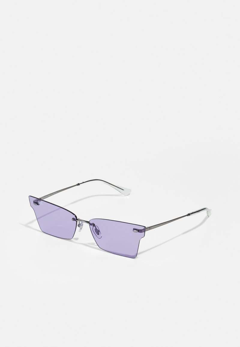 Occhiali da sole angolari viola con sottile montatura in metallo argento e punte trasparenti. Le lenti presentano curve sottili e una texture liscia.
