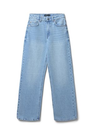 Jeans a gamba larga blu chiaro con chiusura frontale a bottone e zip, passanti per cintura e cinque tasche, stesi su uno sfondo bianco.