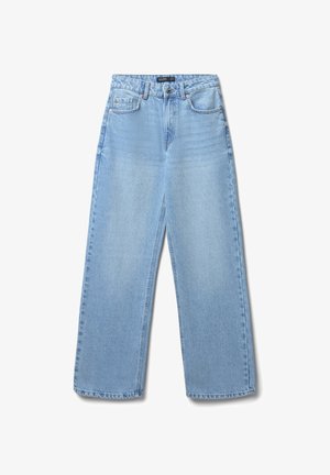 Jean large bleu clair avec fermeture à bouton sur le devant, fermeture éclair, passants de ceinture et cinq poches, posés à plat sur un fond blanc.