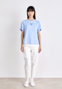 Tommy Jeans SLIM ESSENTIAL LOGO TEE - Βασικό μπλουζάκι - vessel blue