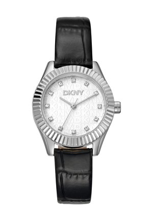 Silberfarbene DKNY-Uhr mit einem strukturierten weißen Zifferblatt, schwarzem Lederarmband und Kristallakzenten, die die Stundenpositionen markieren.