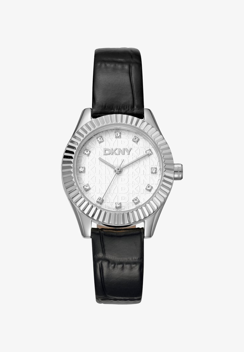Zilverkleurig DKNY-horloge met een gestructureerde witte wijzerplaat, zwarte leren band en kristalaccenten die de uurposities markeren.