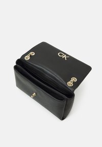 Calvin Klein RE LOCK  CROSSBODY - Taška cez plece - black