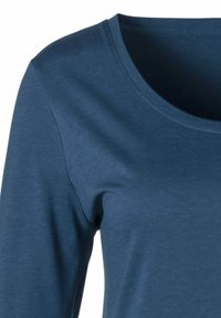 Long-sleeve, round-neck T-shirt in dark blue cotton. Smooth texture with subtle stitching details along the neckline and sleeves.