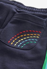 Little Bird LITTLE BIRD BY JOOLS OLIVER RAINBOW STRIPE JERSEY SHORTS - Treniņtērpa apakšdaļas - navy rainbow