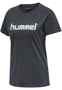 Tmavě šedé tričko vyrobené z bavlny, s kulatým výstřihem a krátkými rukávy, se výrazným bílým logem "hummel" na přední straně.
