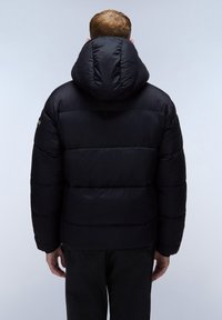 Chaqueta negra acolchada con capucha, con costuras horizontales, textura suave y ligero brillo. La vista trasera muestra una silueta estructurada.