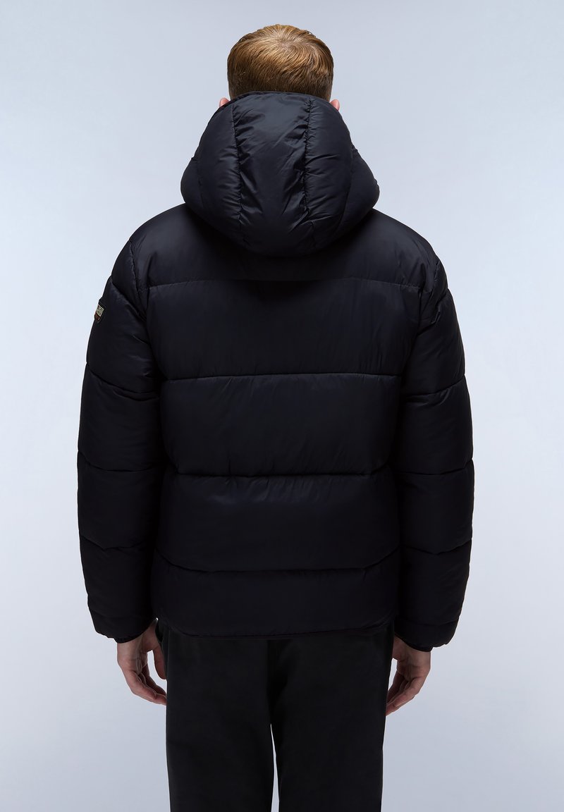 Zwarte gewatteerde jas met een capuchon, voorzien van horizontale stiksels, een zachte textuur en een lichte glans. Achteraanzicht toont een gestructureerde silhouet.