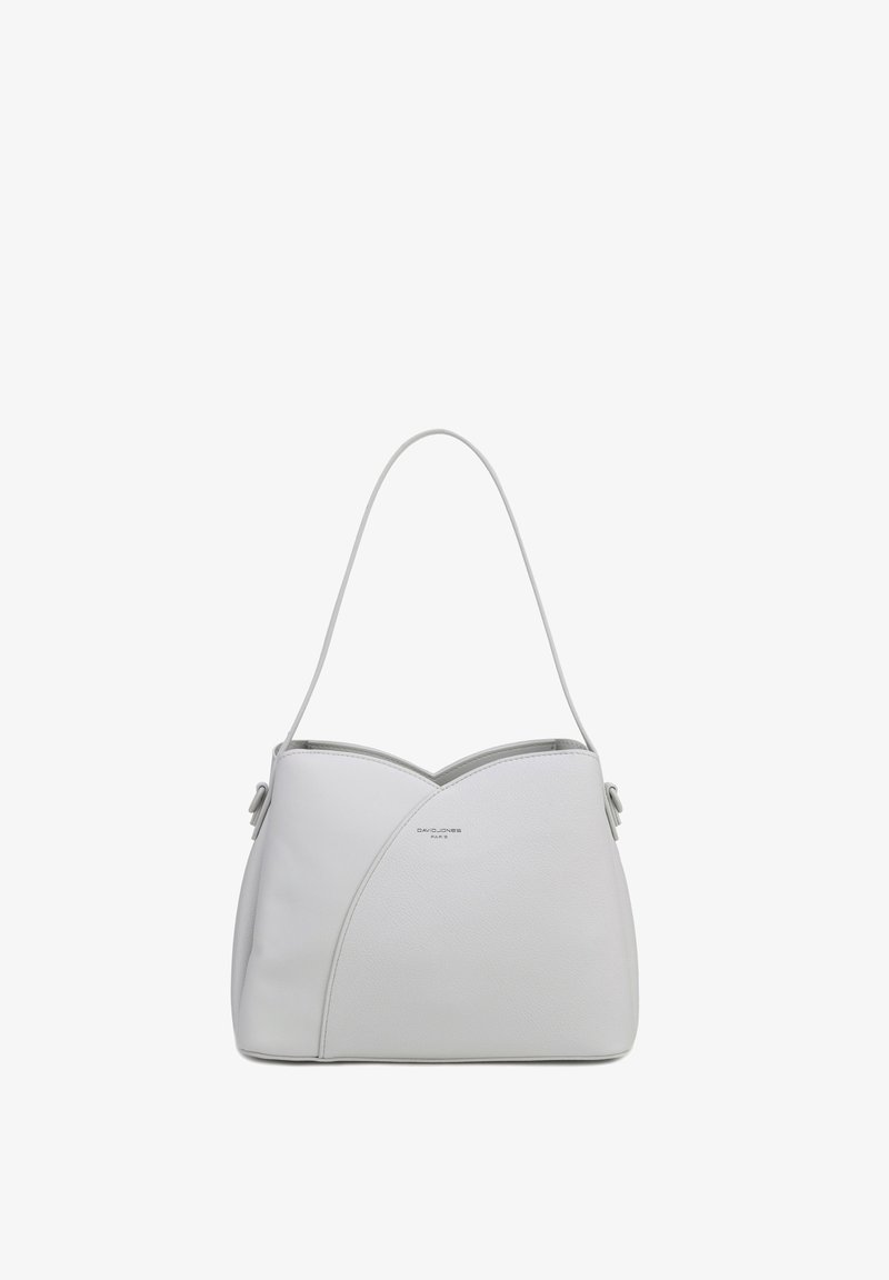 Sac à épaule en cuir blanc avec bord supérieur incurvé, design à panneaux cousus et bandoulière unique, marqué avec le petit logo "David Jones Paris".
