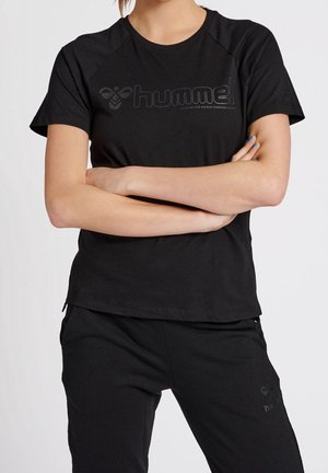 Zwart T-shirt met korte mouwen, voorzien van een licht afgeronde halslijn en een getextureerd "hummel"-logo in een contrasterende donkere tint op de borst.