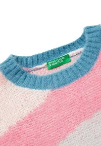 Barevný pletený svetr s jemně modrým žebrovaným límcem. Má růžové a bílé pruhy. Štítek uvádí "United Colors of Benetton." Měkká textura.
