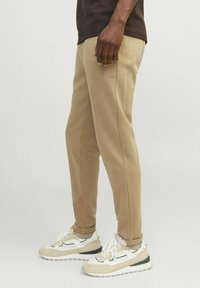 Jack & Jones JPSTACE SMART - Tracksuit bottoms - elmwood