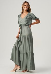 THE FATED MIL - Velika haljina - sage green