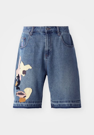 Denim šorti ar zilu mazgājumu, taisnas griezuma, ar daudzkrāsainām auduma aplikācijām un vienu priekšējo kabatu.