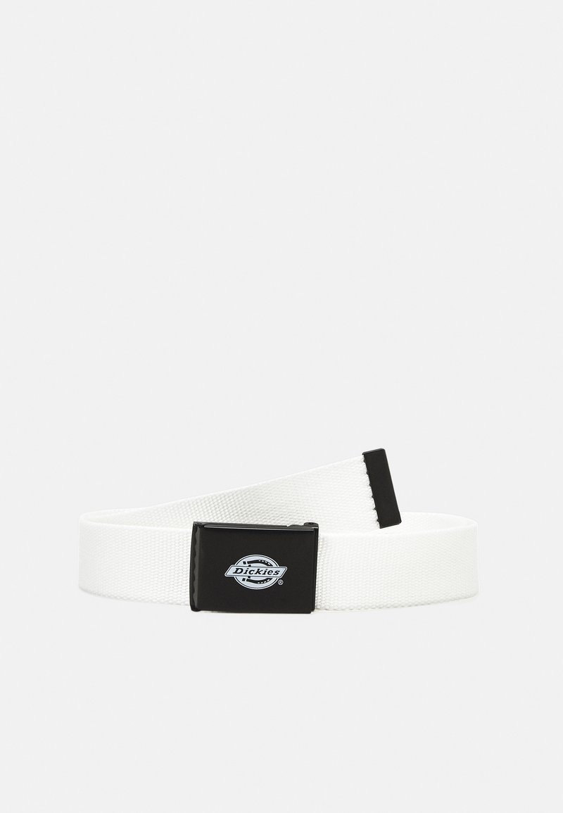 Witte canvas riem met een zwarte, rechthoekige plastic gesp met logo-detail. De band heeft een gestructureerde afwerking.