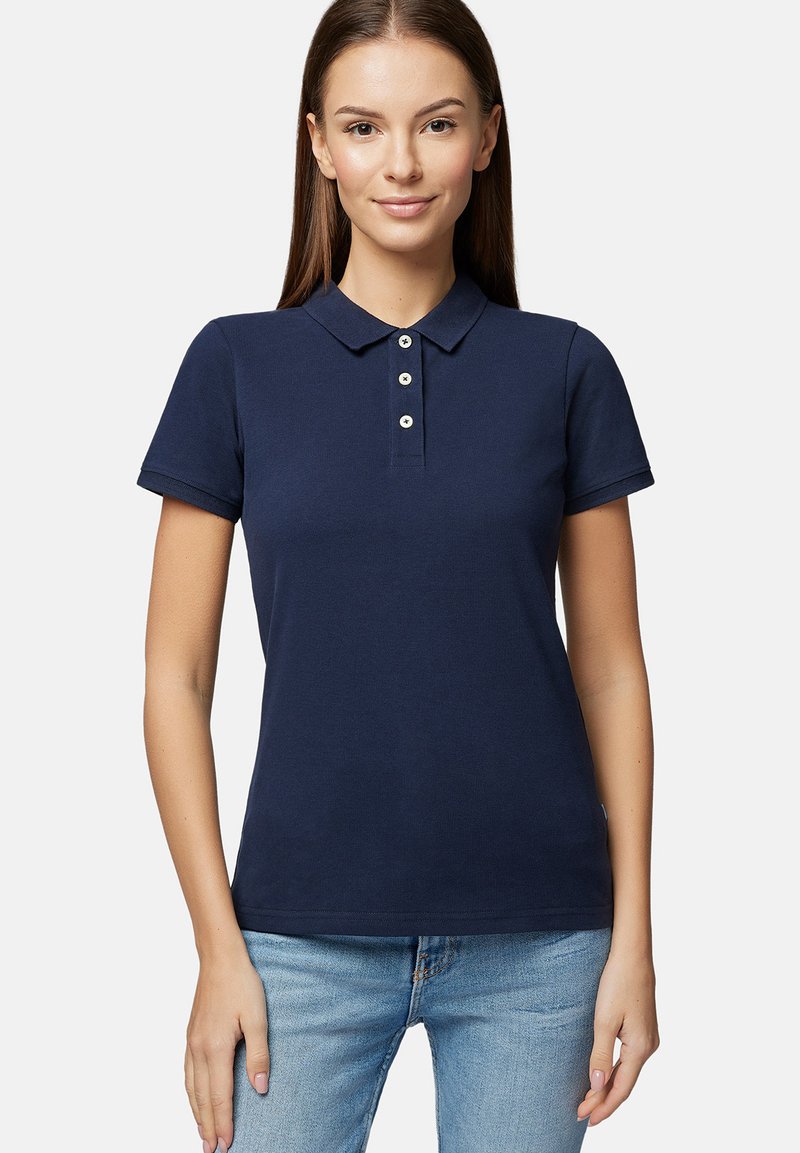 Granatowa koszulka polo wykonana z bawełny, z klasycznym kołnierzykiem, krótkimi rękawami oraz zapięciem na trzy guziki. Gładka, płaska tekstura.