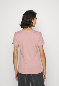 Alpha Industries CRYSTAL - Marškinėliai su spaudiniu - silver pink