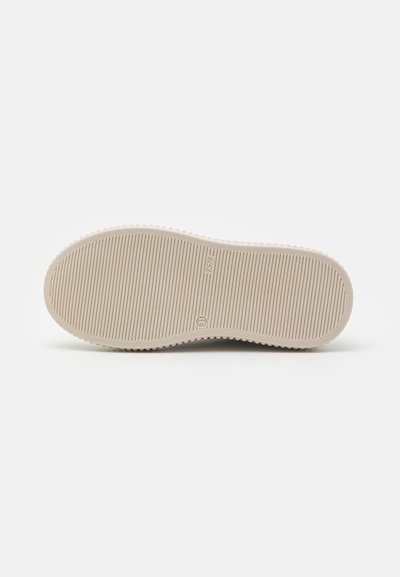 Suola di sneaker chiara con un motivo texturizzato e a righe. Bordi arrotondati e marchi del logo. Superficie liscia con un materiale durevole.