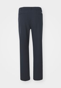 Marineblaue Hosen aus weichem Stoff, mit geradem Bein, zwei Gesäßtaschen und minimalen Nähten.