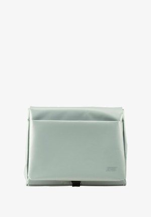 Sacoche de messager en gris clair, résistant à l'eau, avec un rabat pliable, texture lisse et une poche avant. Dotée d'une fermeture à boucle noire.