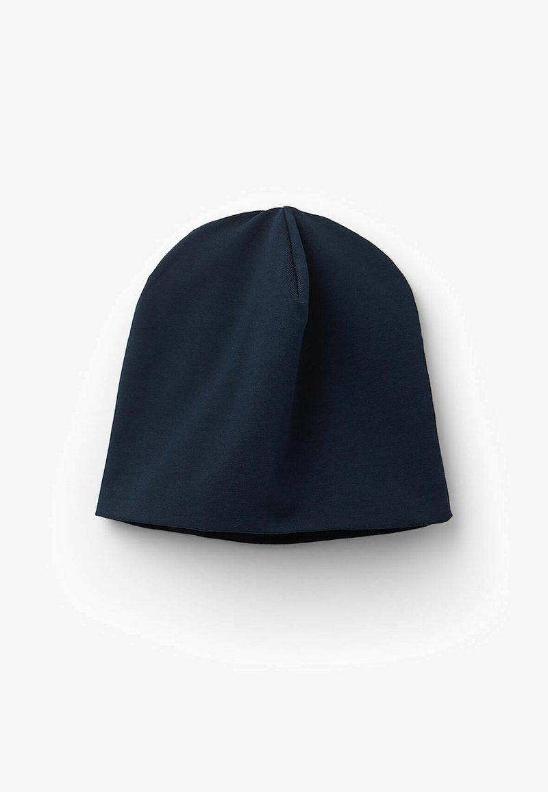 Bonnet en marine fabriqué à partir d'un tissu doux et lisse. Design simple avec un sommet structuré et un ajustement serré autour du bord inférieur.
