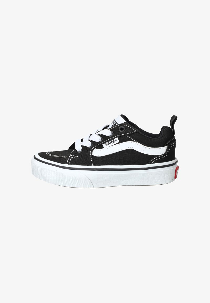 Zapatillas de lona negras con cordones blancos, una franja lateral blanca y costuras blancas. La suela es blanca con una superficie texturizada y un acento rojo.