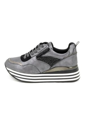 Sneaker grigio con tomaia testurizzata, chiusura con lacci e dettagli neri. Presenta una suola a strisce sovrapposte e un pannello decorativo con borchie.
