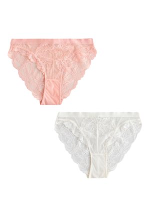 Dwa koronkowe damskie majtki bikini w różowym i białym kolorze, przedstawione na płasko z kwiatowymi wzorami i falistymi krawędziami.