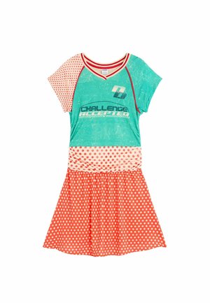 Vestido de manga corta con parte superior en verde azulado que lleva el texto "Challenge Accepted", sección media de lunares rosa y rojos, y falda de lunares rojos.