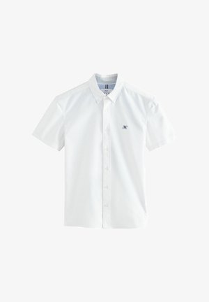 Weißes kurzärmliges Hemd aus Baumwolle mit Button-Down-Kragen, versehen mit einem kleinen marineblauen Logo auf der linken Brust und einem dezenten gestreiften Innenkragen.