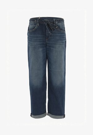 Pantalones de mezclilla azul oscuro con puños remangados y cinturón atado en la cintura, con bolsillos delanteros y detalles descoloridos.