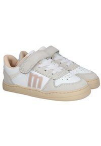 Zapatillas blancas con detalles en ante gris, cierre de cordones y tira de velcro, puntera redondeada y suela de goma beige. Presenta el logo en el costado.