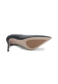 Chaussure à talon aiguille noire avec un bout pointu, motif de semelle visible, et logo "Nine West" sur la semelle.