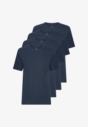 Quattro magliette blu scuro a maniche corte con scollo tondo, impilate sfalsate su uno sfondo bianco.