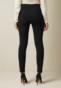 Friends Like These SCULPTING STRETCH - Auduma bikses - black