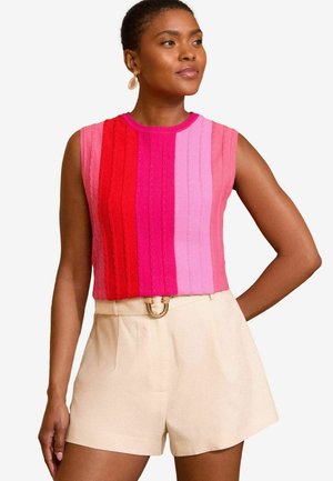 Gestricktes ärmelloses Oberteil in Ombre-Farbtönen von Rot und Rosa, mit vertikalen Rippdetails; kombiniert mit hellbeigen maßgeschneiderten Shorts und einem Akzentgürtel.