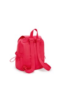 Zaino in nylon rosa con spallacci regolabili, manico superiore e tasche laterali con coulisse; texture liscia e design minimalista.