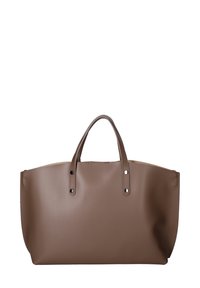 Bruine leren tote bag met ronde bovenkant, platte bodem, dubbele handgrepen en accenten van zilverkleurige hardware. Gladde textuur, ruime binnenkant.