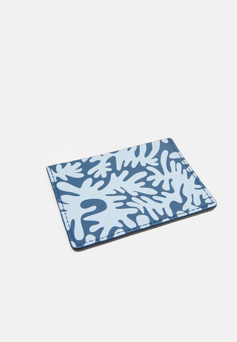 Blå og lyseblå kortholder med et abstrakt korallignende mønster, glat tekstur og afrundede kanter, fremstillet af holdbart syntetisk materiale.