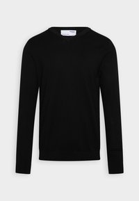 Černý svetr s výstřihem do V vyrobený z měkké tkaniny, s dlouhými rukávy a přiléhavým střihem se žebrovanými manžetami a lemem. Jednoduchý a univerzální styl.