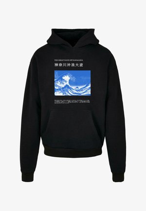 Fekete kapucnis pulóver elülső zsebből. Kék és fehér hullámgrafika jellemzi, felirattal felül és alul. Puha anyagból készült, bordázott mandzsettákkal és aljjal.