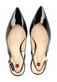 Décolleté slingback in vernice nera con punta affusolata, che mette in mostra una finitura liscia, dettagli in metallo dorato e un accento rosso sulla suola.