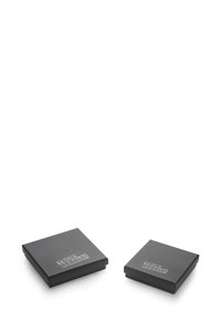 Črne kvadratne škatle z gladko mat površino; ena večja od druge, obe pa imata na vrhu napis "PRAVI UPORNIKI!" v beli barvi.