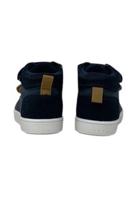 Sneakers alte blu navy con suole bianche, caratterizzate da una parte superiore testurizzata, un'etichetta dorata a contrasto e una fascia in Velcro per una vestibilità sicura.