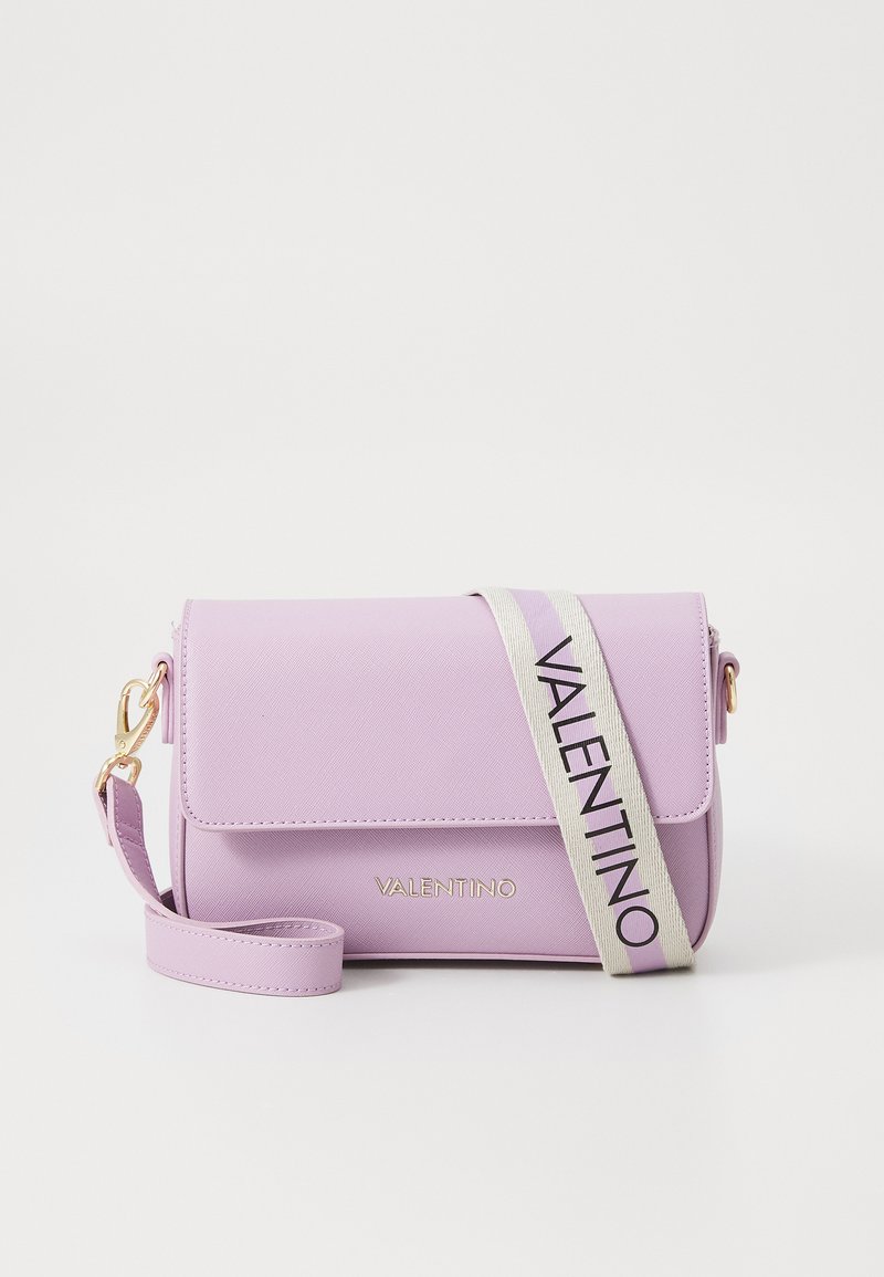 Bolsa crossbody lilás com acabamento texturizado, hardware dourado e uma alça destacável com a palavra "VALENTINO" em preto.