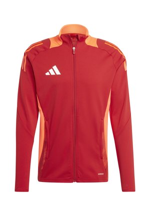 Rode atletische jas met oranje accenten, volledige ritssluiting, hoge kraag, zijzakken en wit Adidas-logo op de linkerborst en strepen op de schouders.