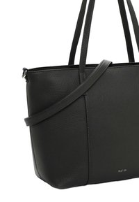Bolso tote de cuero negro con textura de piedra, que presenta dos asas superiores y una correa cruzada desmontable. Logo grabado en la parte frontal.